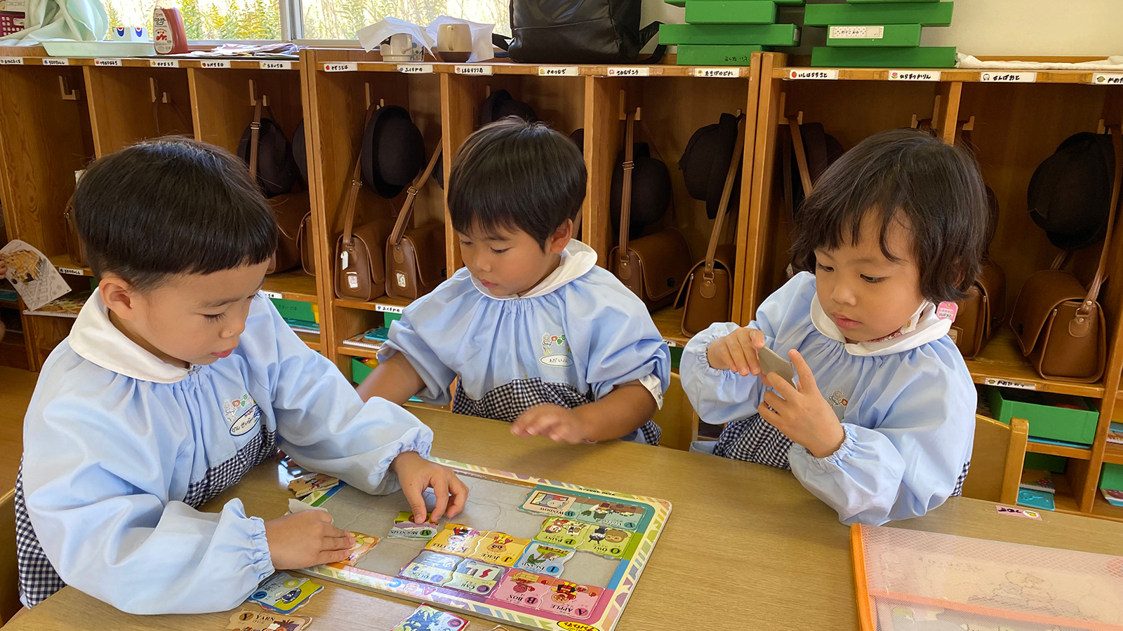 自由保育の風景です、みんな仲良く学びます