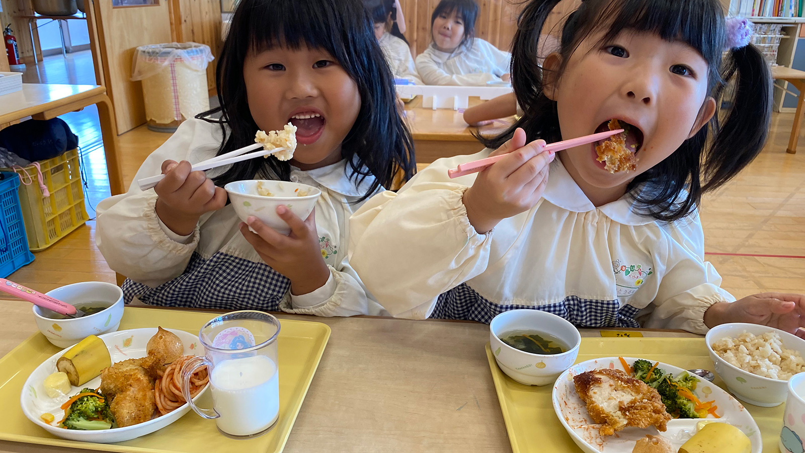 給食の風景です、いただきま〜す